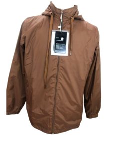 Áo khoác gió nam nữ đều mặc được